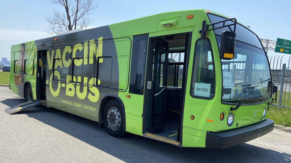 Un bus converti en clinique de vaccination mobile contre la COVID-19.