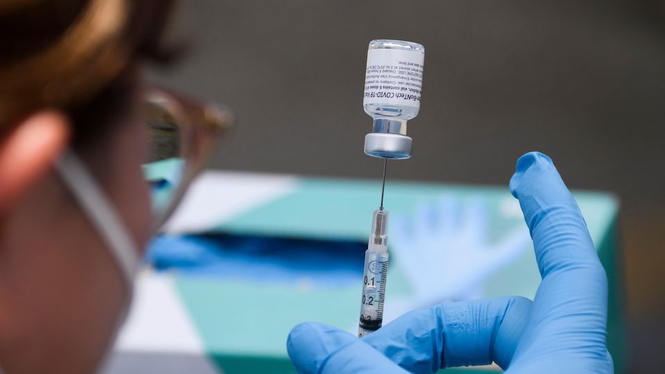 Une seringue est remplie d'une dose de vaccin.