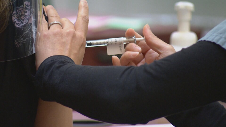 Une seringue est utilisée pour administrer le vaccin.