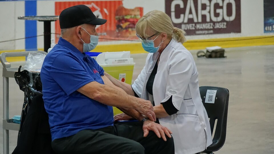 Un homme reçoit une dose de vaccin contre la COVID-19, le 11 mars 2021 à Matane.