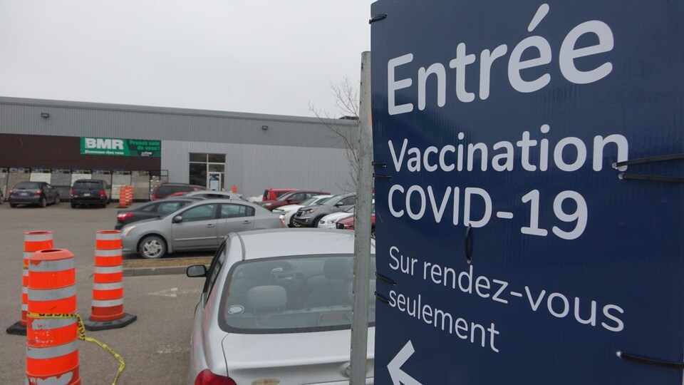 Une affiche indique la direction du centre de vaccination contre la COVID-19 de Rimouski, le 26 mars 2021.