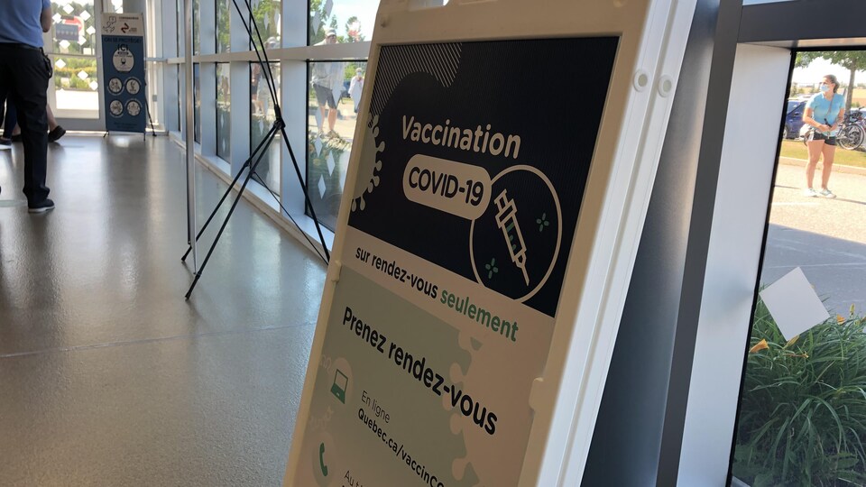 Pancarte de vaccination de la COVID-19.