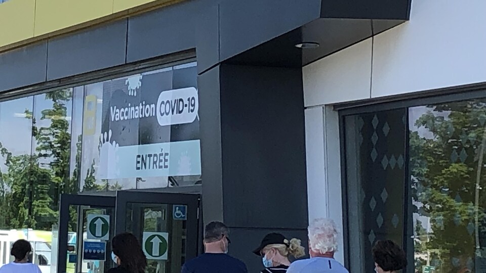 File d'attente devant le centre de vaccination à Sherbrooke.