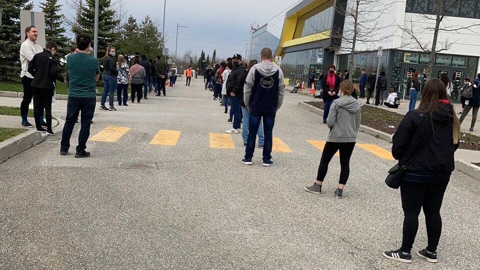Une file d’attente « circonstancielle » au Centre de foires | Radio-Canada.ca