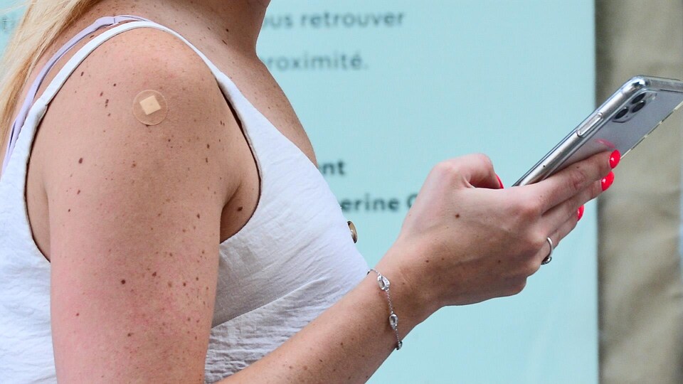 Une femme avec un diachylon sur l'épaule.