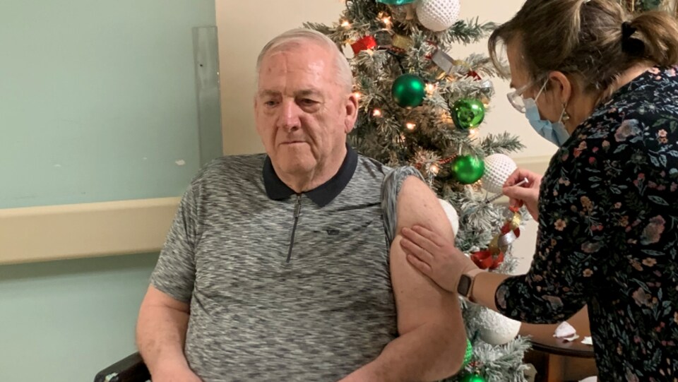 Un homme reçoit un vaccin