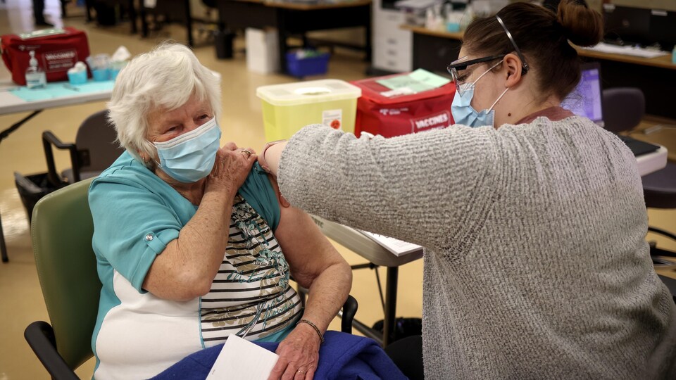 Mary House se fait vacciner.