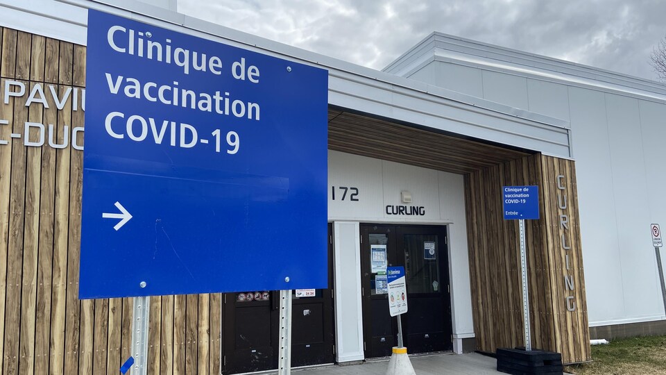 Une clinique de vaccination est aménagée dans l'aréna d'Amos.