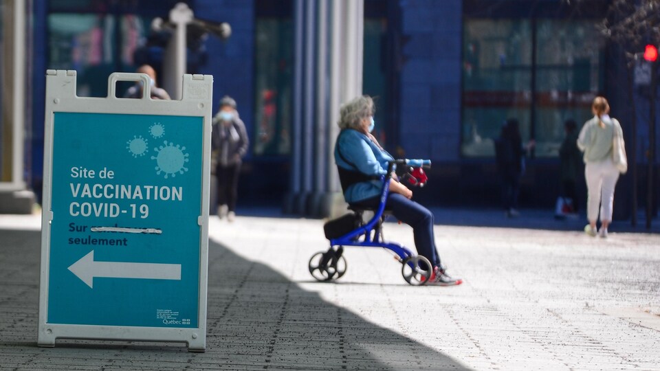 Une affiche indiquant l'entrée d'une clinique de vaccination.