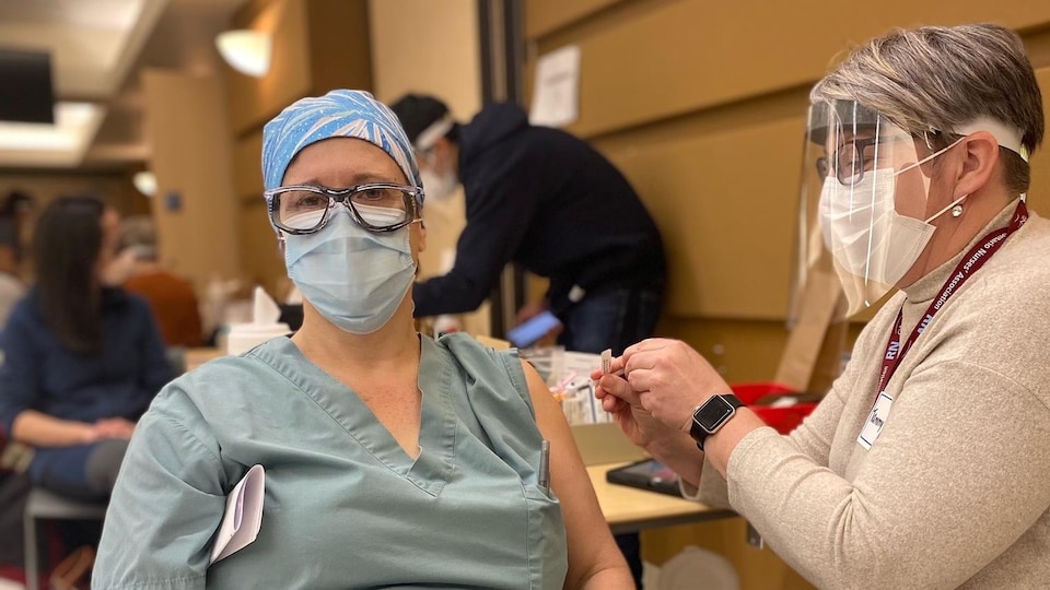 Une infirmière se fait vacciner.