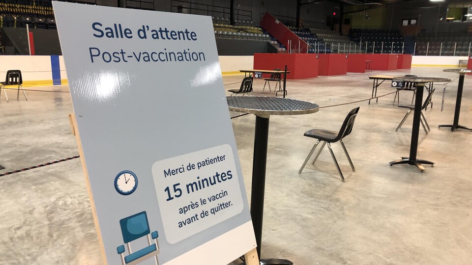 Pancarte « Merci de patienter 15 minutes ».