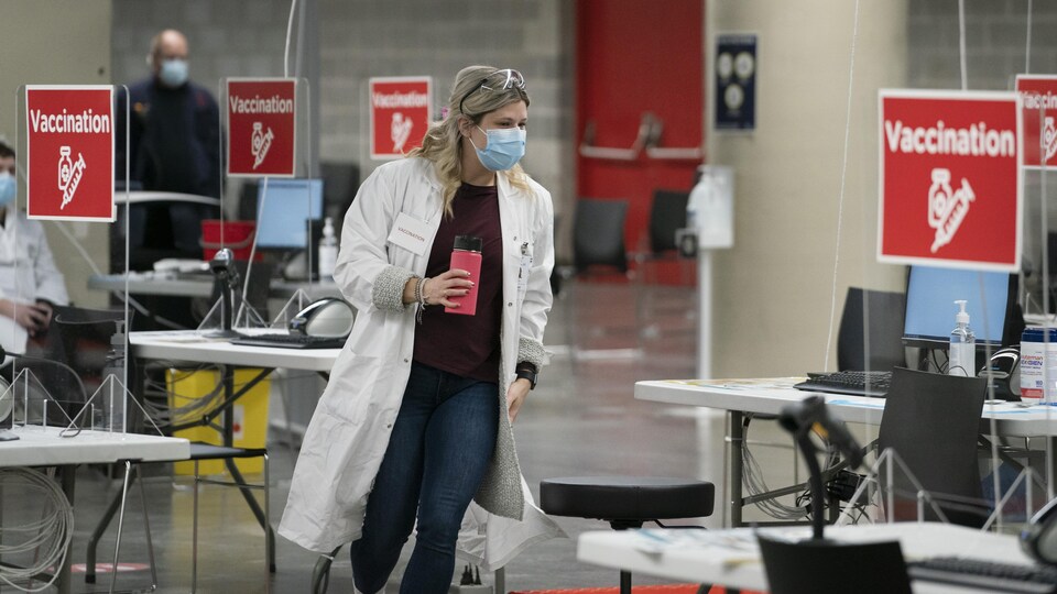 Une employée dans un centre de vaccination