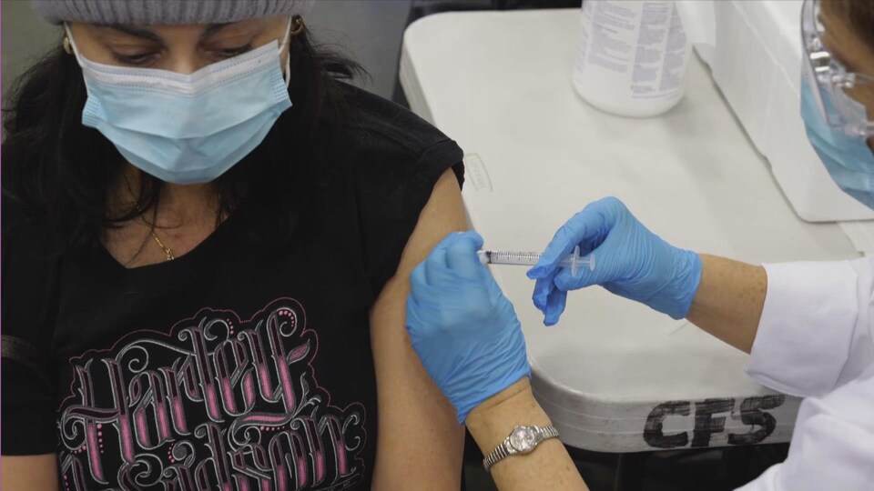 Une femme se fait vacciner.