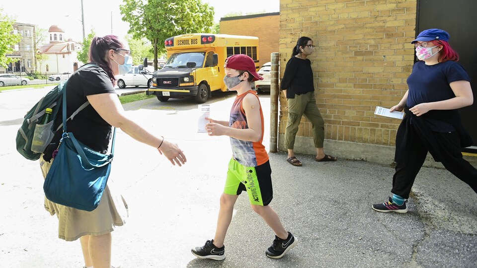 La mère de famille Jessica Lundeen attend ses enfants de 12 et 14 ans Austin et Chantal qui se sont fait vacciner.