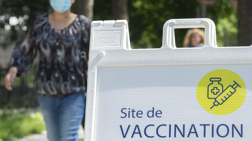 Des personnes arrivent dans un centre de vaccination à Montréal.