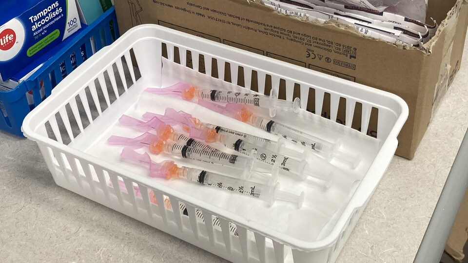 Des seringues servant à la vaccination contre le COVID-19.