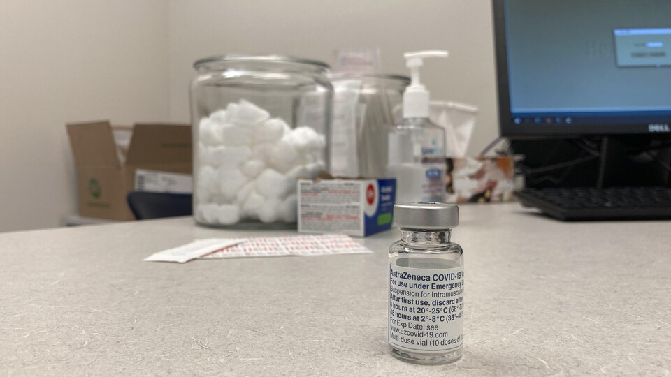 Une fiole du vaccin AstraZenaca contre la COVID-19.
