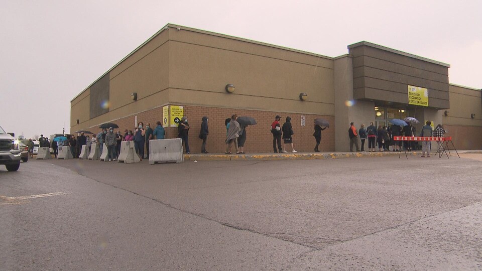 Une file d'attente devant le centre de vaccination.