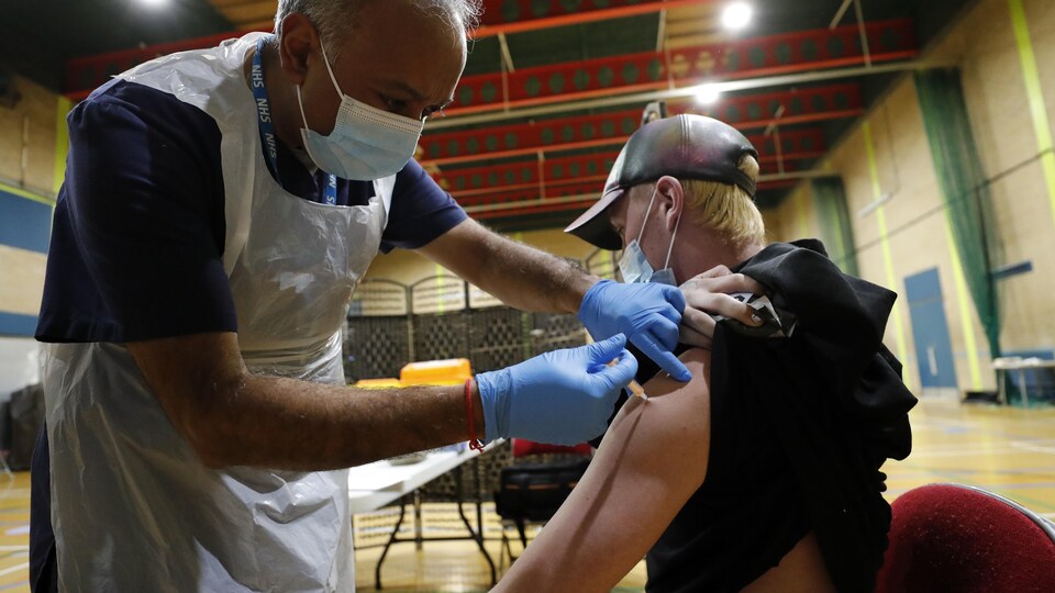 Un homme reçoit un vaccin.