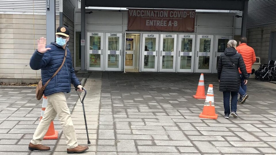 Déjà à l'aube, des personnes se présentaient pour se faire vacciner sans rendez-vous.
