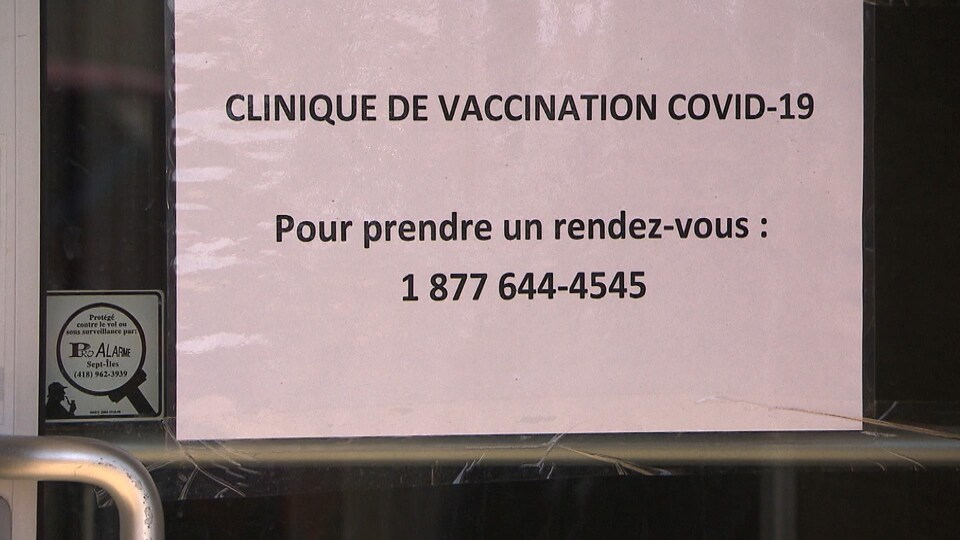 Affiche annonçant la vaccination sur une porte.