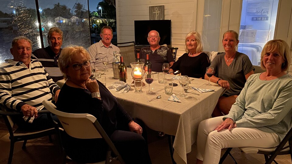 Huit personnes autour d'une table
