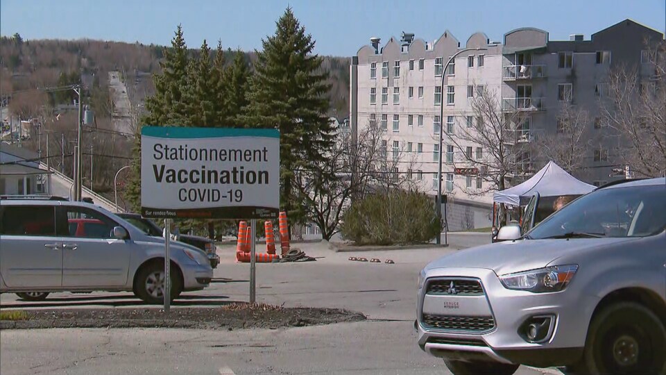 Un stationnement du centre de vaccination de Saint-Georges, avec une pancarte