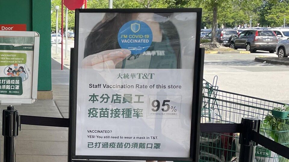 Une pancarte devant un commerce.