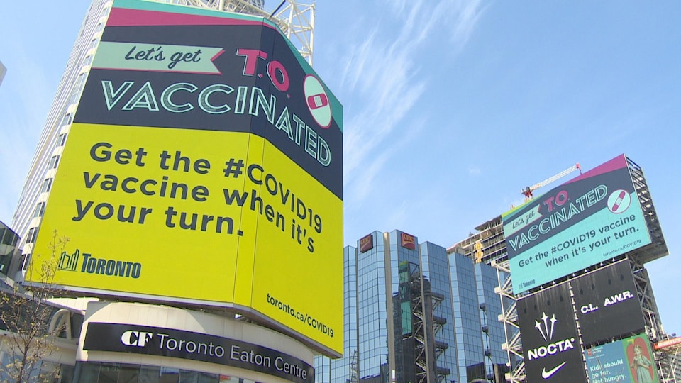 Des grands panneaux qui invitent la population à aller se faire vacciner.