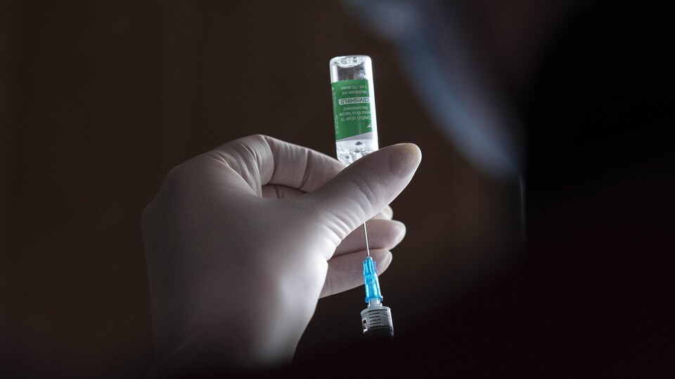 Une fiole de vaccin contre la COVID-19.