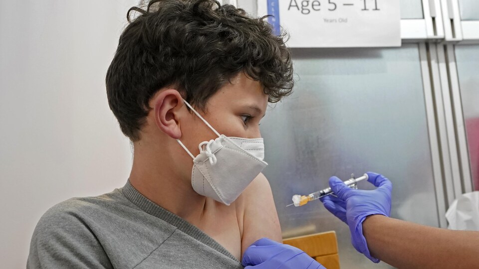 Leo Hahn, 11 ans, se fait vacciner à Seattle.