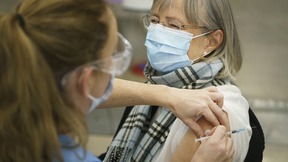 Une femme se fait vacciner.