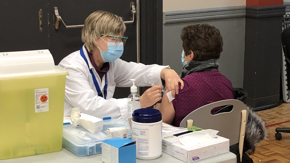 Une personne se fait vacciner
