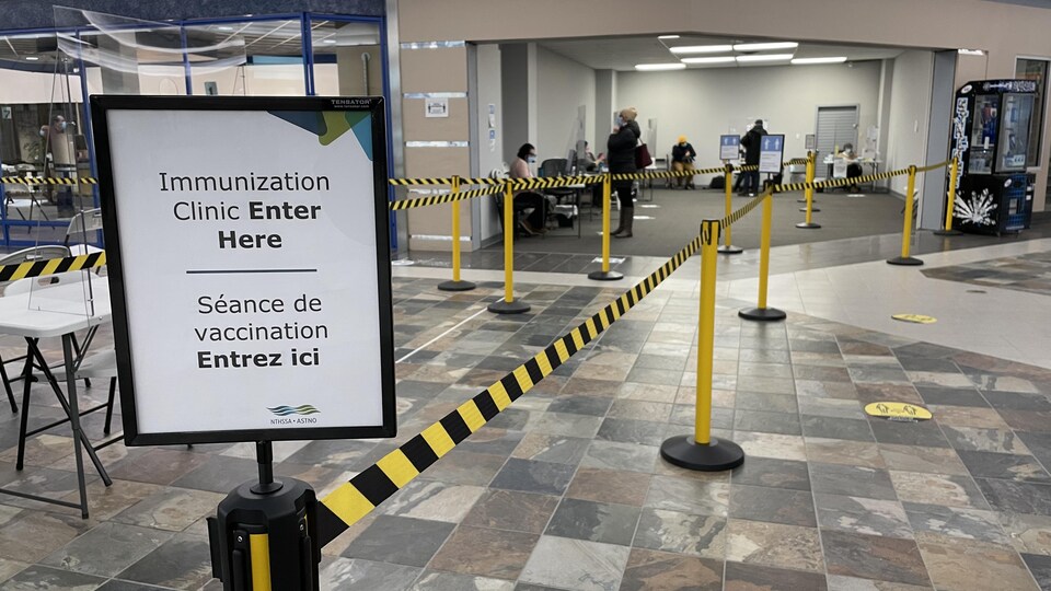 Un panneau annonce la présence de la clinique de vaccination.