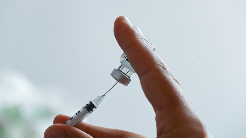 Préparation d'une dose de vaccin.