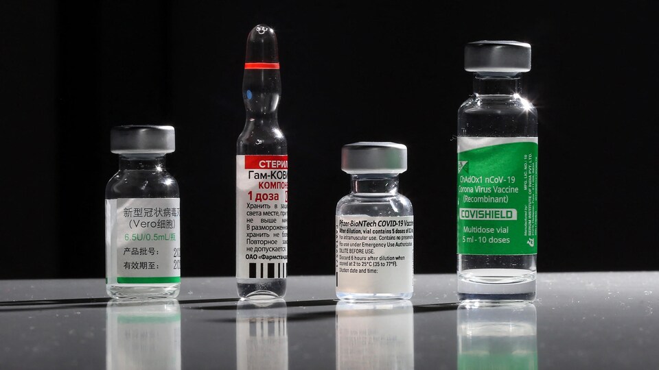 Des flacons de vaccins contre la COVID-19.