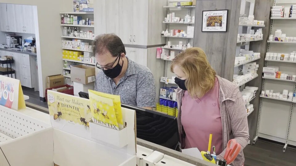 Rob Modestino et son assistante dans la pharmacie Rob's Whole Health Pharmacy à LaSalle.
