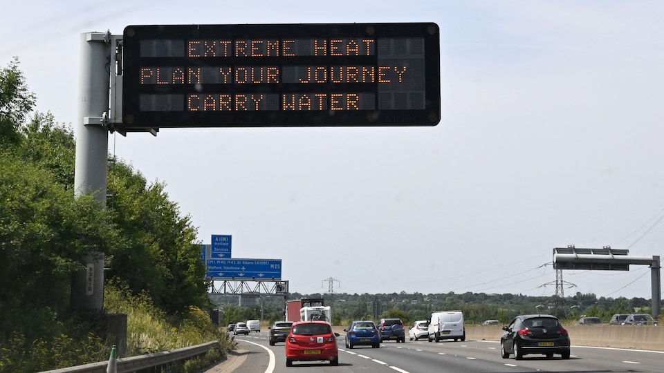 Un panneau routier avertissant les automobilistes des prévisions de canicule pour les 18 et 19 juillet.