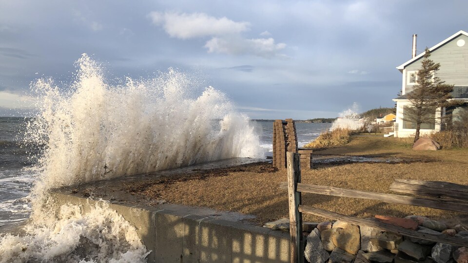 Une grosse vague frappe le terrain d'un riverain.