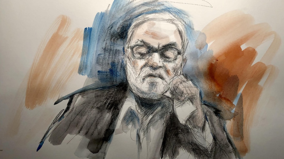 Un homme à la barbe blanche avec des lunettes et un mouchoir à la main lors de son témoignage.