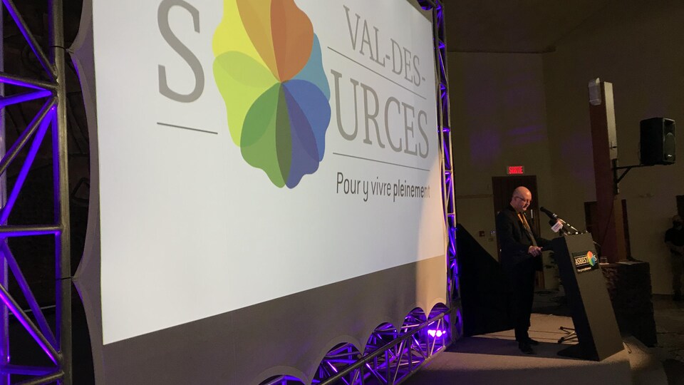 Le maire Hugues Grimard en conférence de presse.