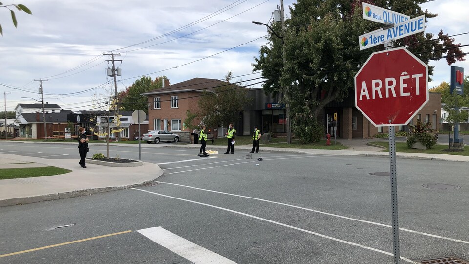 Des policiers à une intersection.