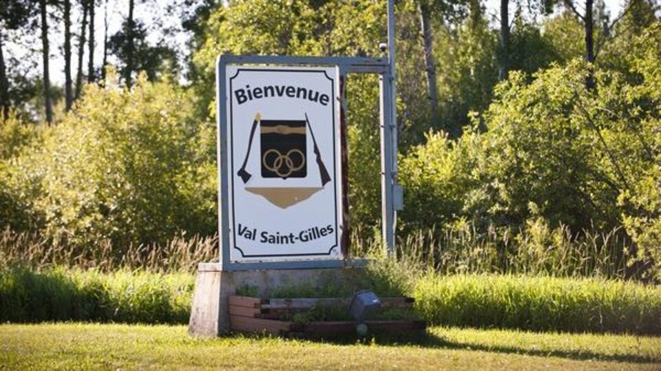 La pancarte à l'entrée de la ville souhaite la bienvenue aux automobilistes.