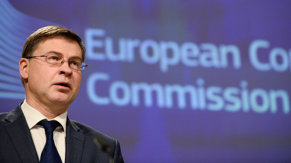 Valdis Dombrovskis affiche un air attentif. 