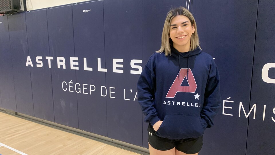 Valentina porte un chandail des Astrelles dans le gymnase du Cégep.