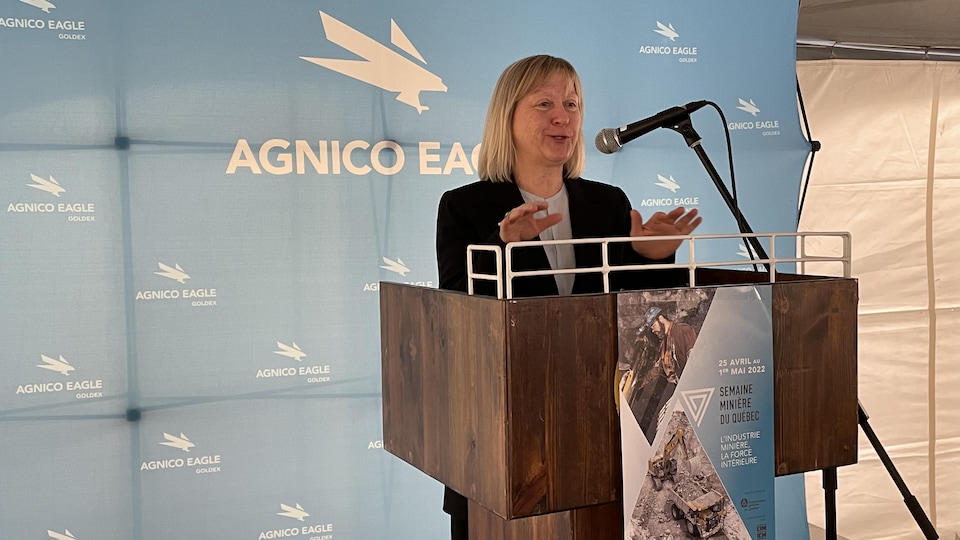 Valérie Filion, directrice générale de l'Association d'exploration minière du Québec parle au micro.