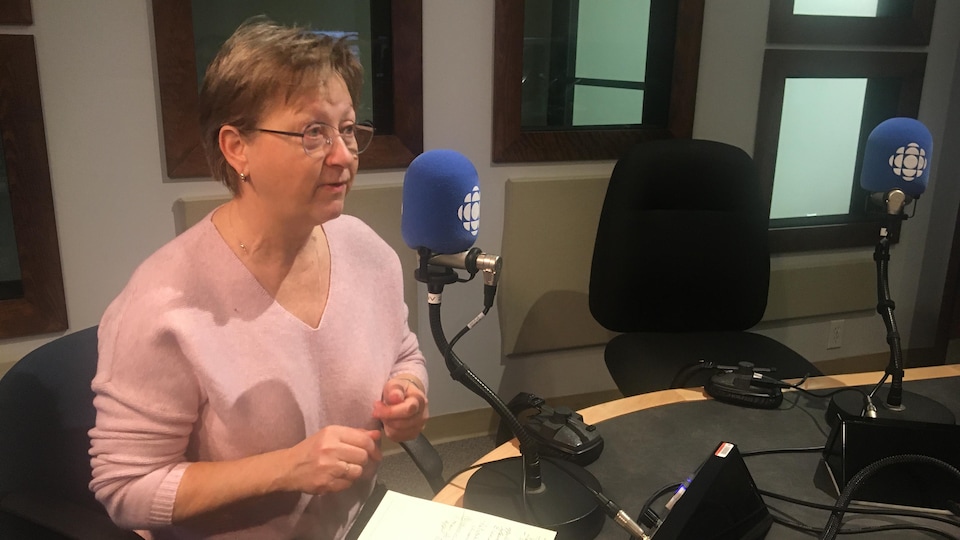Valérie Fillion parle au micro dans le studio de radio.