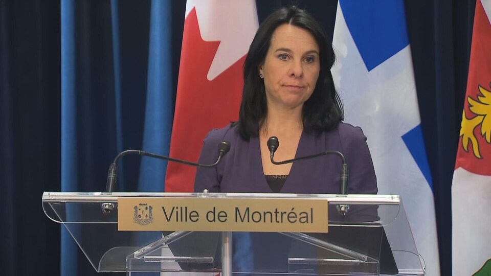 Valérie Plante s'adresse aux journalistes.