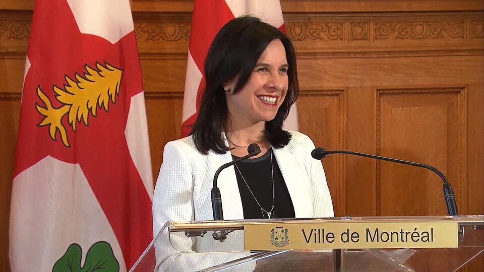 Valérie Plante sourit.