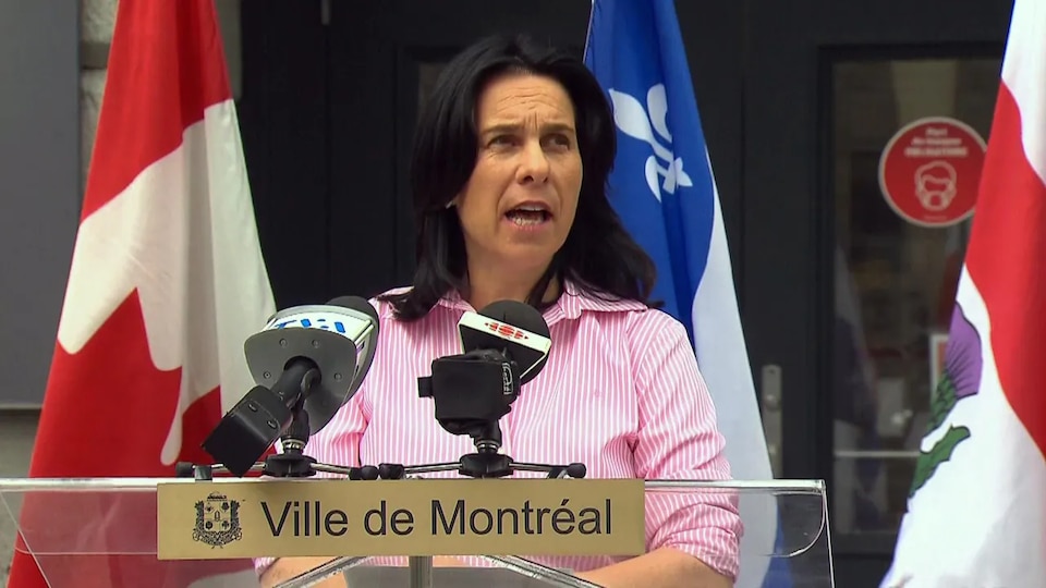 La mairesse en point de presse.